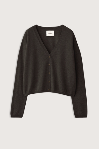 flat lay Abby Cardigan Dark Fern Mid-weight cashmere
Relaxed silhouette
Dropped shoulders
Deep v-neck
Full-length sleeves
Ribbed trims