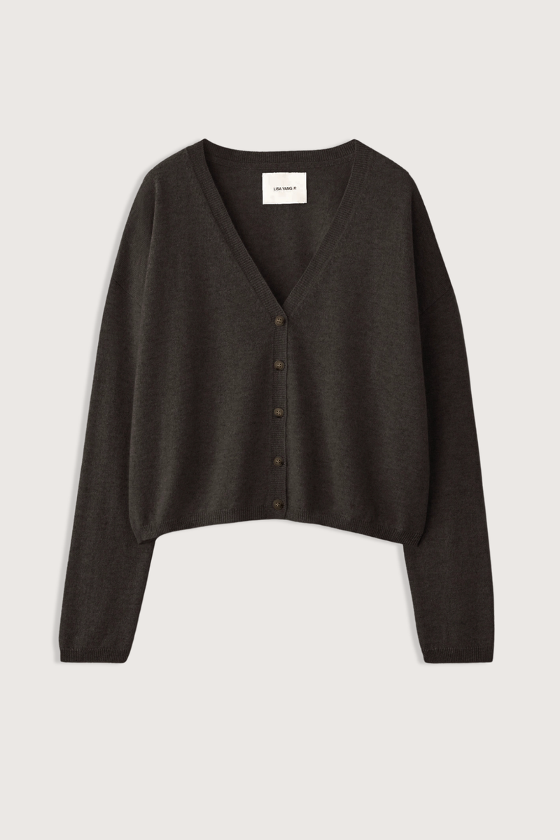 flat lay Abby Cardigan Dark Fern Mid-weight cashmere
Relaxed silhouette
Dropped shoulders
Deep v-neck
Full-length sleeves
Ribbed trims