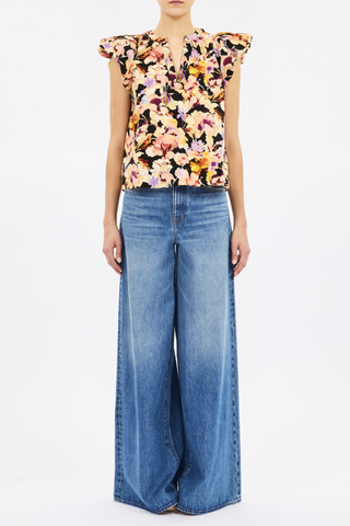 front profile model wearing Abril Printed Top night bloom Multicolored floral print
Relaxed fit
Bubble sleeves
Cotton poplin
Designed for a relaxed fit
V-neckline
Bubble short sleeves
Pullover style
Composition: 100% cotton