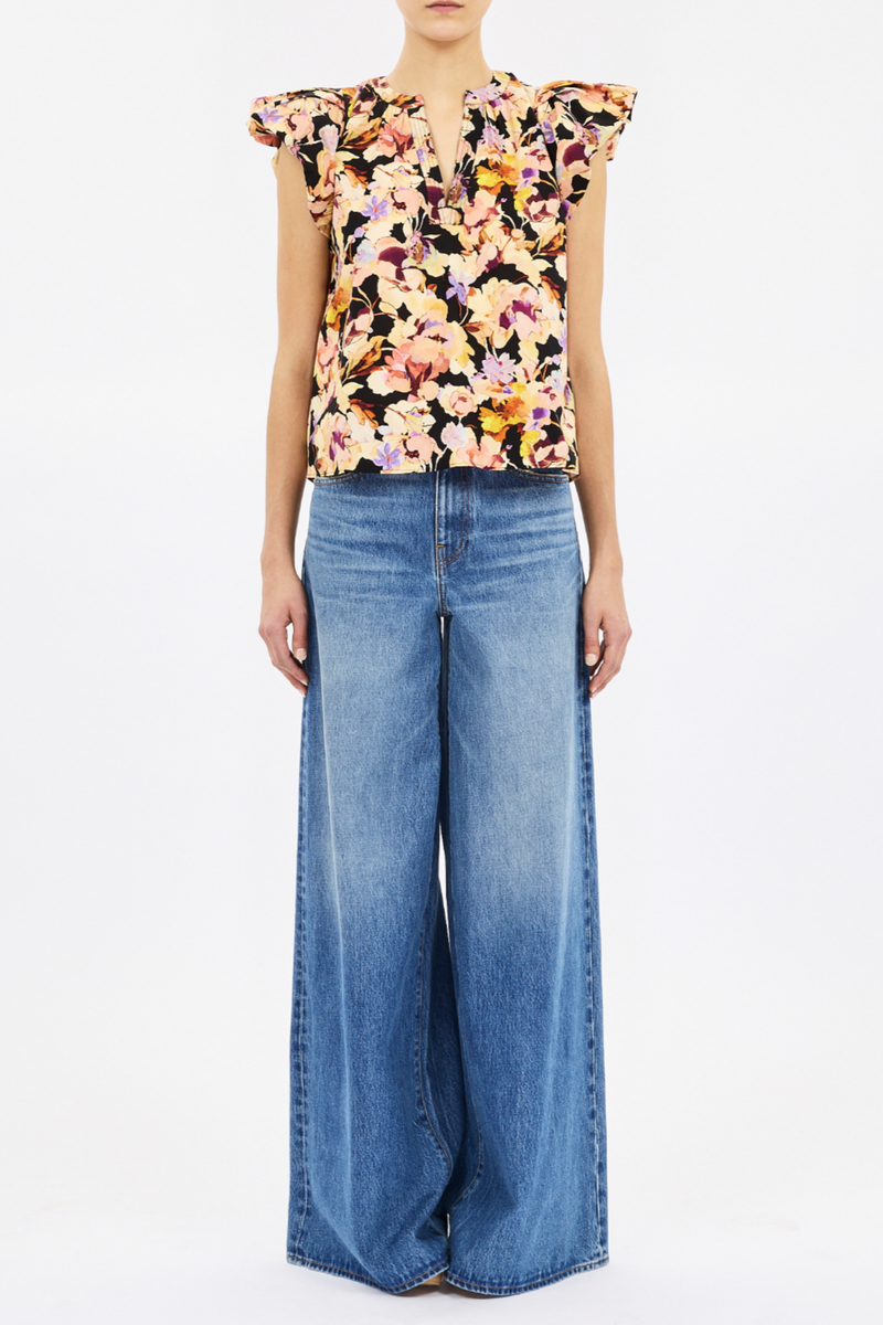 front profile model wearing Abril Printed Top night bloom Multicolored floral print
Relaxed fit
Bubble sleeves
Cotton poplin
Designed for a relaxed fit
V-neckline
Bubble short sleeves
Pullover style
Composition: 100% cotton