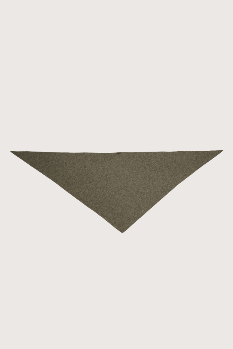 flat lay Adeli Triangle Scarf Olive 100% Cashmere
140 x 145 x 225 cm = 55 x 57 x 89 in