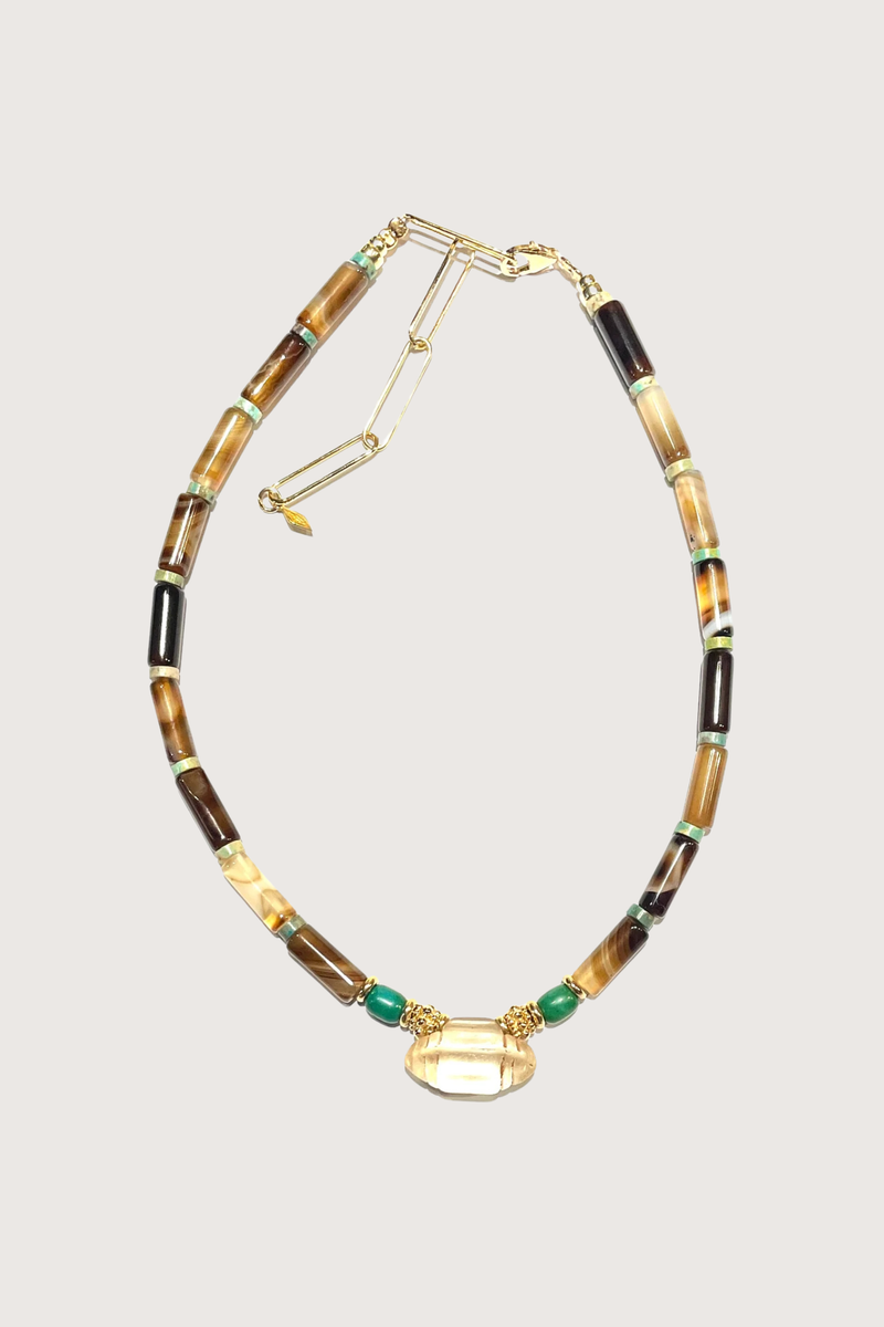 flat lay Agate Crystal Necklace Agates, turquoise and vintage cristal pendant, gold-plated 18K

Each piece is one of a kind

Length: 39cm & 10cm extension chain