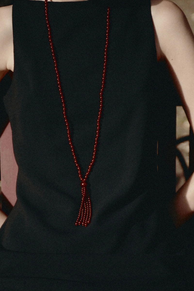 model wearing Agate Tassel Necklace Round red agate beads
Softly draped tassel
Can be worn long or layered to add contrast and texture to everyday dressing
Necklace length 80cm
Tassel length 10cm