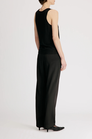 back profile model wearing Albia U Wool Blend Tank Top black Fine wool blend jersey
Plunging U neckline
Fine shoulder straps
Fluid, dynamic texture
70% Viscose 30%Wool