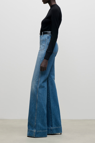 side profile model wearing Alina Stretch 32" Stretch Jean worn blue wash Stretch denim
High waist
Wide leg
Traditional patch pockets
Leather patch
High waisted
98% Cotton 2% Elastane