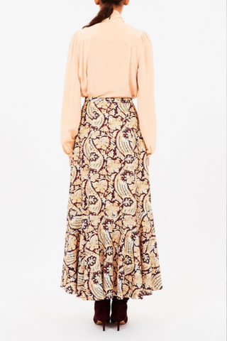 back profile model wearing Alistair Long Sleeve silk Blouse almond fluid silk crepe de chine
pullover style
subtle pleating at the shoulders
ties that fasten into a gestural bow
buttoned cuffs