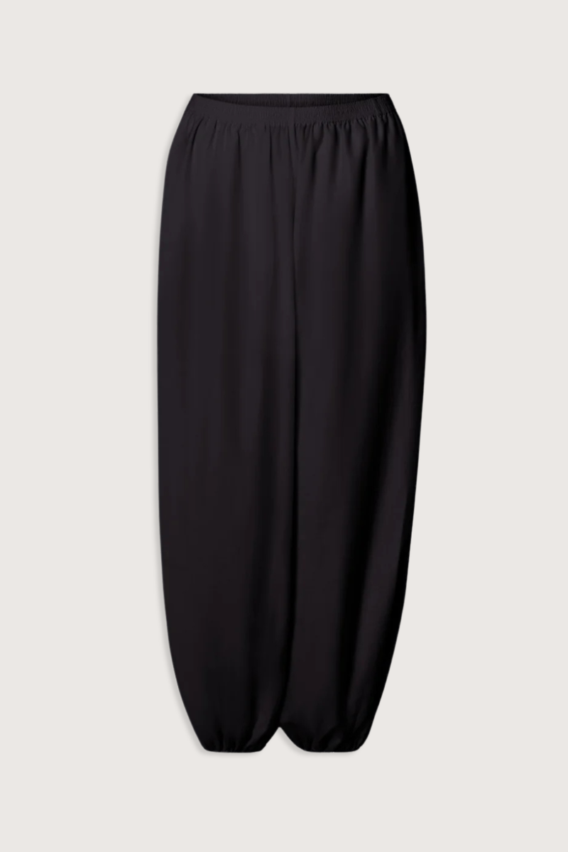 flat lay Almaya Balloon Pant Black Balloon trousers
Mid-rise fit
Wide leg gathered at the ankles
Cocoon-like silhouette
Side seam pockets
Elasticated waistband
65% Cotton, 35% Silk Voile