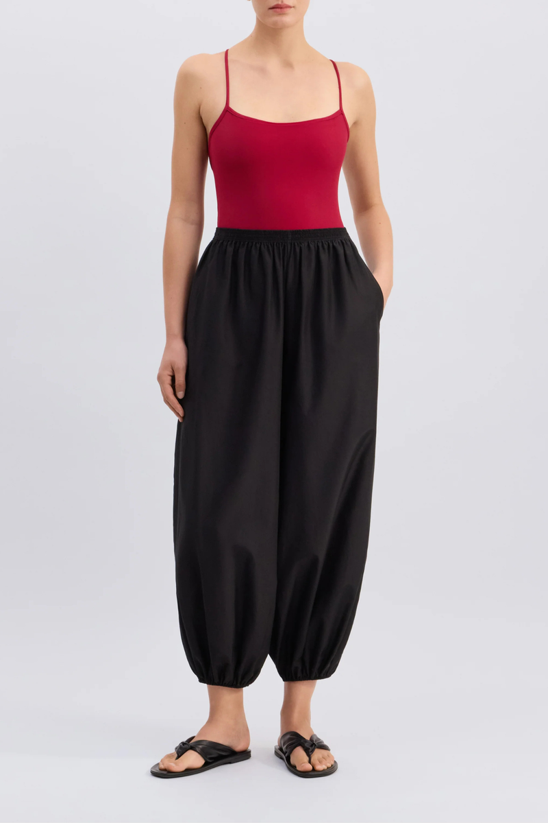 front profile model wearing Almaya Balloon Pant Black Balloon trousers
Mid-rise fit
Wide leg gathered at the ankles
Cocoon-like silhouette
Side seam pockets
Elasticated waistband
65% Cotton, 35% Silk Voile