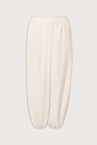 flat lay Almaya Balloon Pant Ivory Balloon trousers
Mid-rise fit
Wide leg gathered at the ankles
Cocoon-like silhouette
Side seam pockets
Elasticated waistband
65% Cotton, 35% Silk Voile