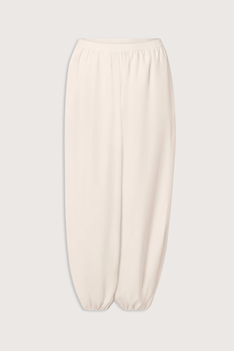 flat lay Almaya Balloon Pant Ivory Balloon trousers
Mid-rise fit
Wide leg gathered at the ankles
Cocoon-like silhouette
Side seam pockets
Elasticated waistband
65% Cotton, 35% Silk Voile