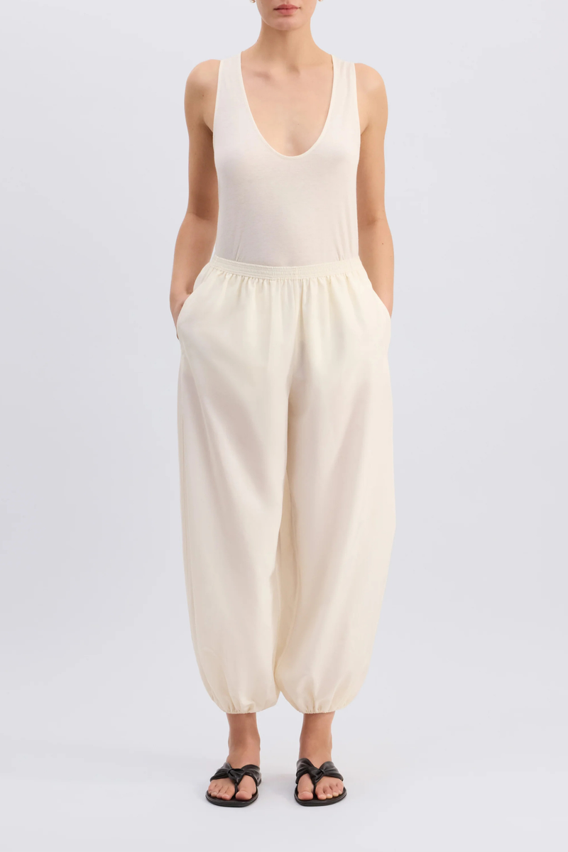 front profile model wearing Almaya Balloon Pant Ivory Balloon trousers
Mid-rise fit
Wide leg gathered at the ankles
Cocoon-like silhouette
Side seam pockets
Elasticated waistband
65% Cotton, 35% Silk Voile