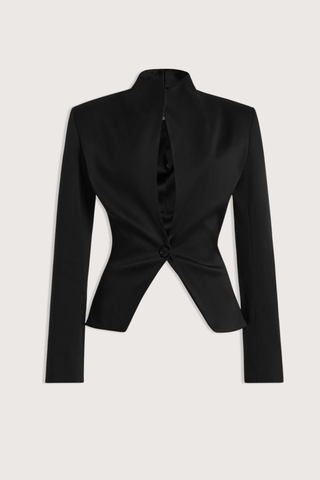 flat lay Alora Fitted Jacket black Fitted silhouette
Structured shoulders
Long sleeves
Angled hem with pointed front panels
Single button closure
Fully lined