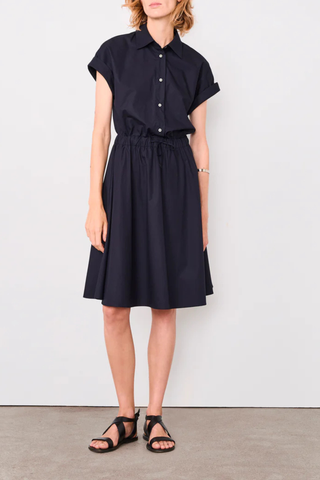 front profile model wearing Anae Poplin Short Sleeve Dress navy Light Italian Cotton Poplin
Flared
Regular fitted
Midi dress
Elastic waistline
Shirt collar
Button placket ending below the waistline
Self-fabric drawstring in the elasticated waistband
Turn-up on the armhole
Garment wash