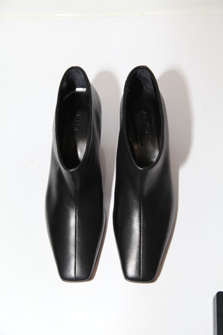 top profile Ankle Leather Boots black Thread-form ankle boot with ankle neckline
- Internal lining in matching nappa leather
- Square tip
- Thin 5cm heel covered in leather