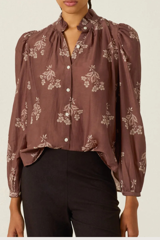 front profile model wearing Annabel Doe Elder Flower Shirt brown '70s silhouette
Puff shoulders
Feminine ruffled collar
Cotton-silk blend shirt
Elderflower blossom motif
75% Cotton / 25% Silk
French Seams
Button Front