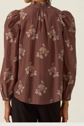 back profile model wearing Annabel Doe Elder Flower Shirt brown '70s silhouette
Puff shoulders
Feminine ruffled collar
Cotton-silk blend shirt
Elderflower blossom motif
75% Cotton / 25% Silk
French Seams
Button Front