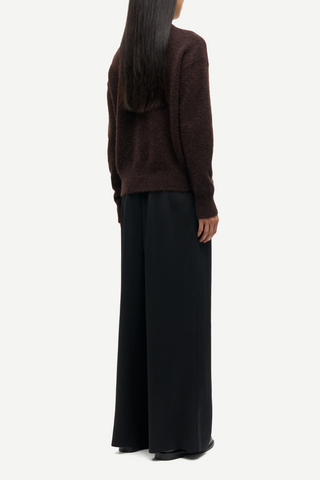 back profile model wearing Anour O-N Sweater Black Coffee brown crewneck regular fit  dropped shoulders Rib-knitted crewneck collar, cuffs, and hem