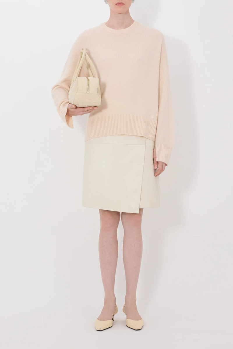 front profile model wearing Anton Crew Cashmere Sweater light pink Slightly oval fit
Crew neck
Drop shoulders
Ribbed details
Vented cuffs