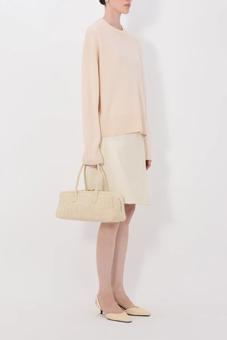 side profile model wearing Anton Crew Cashmere Sweater light pink Slightly oval fit
Crew neck
Drop shoulders
Ribbed details
Vented cuffs