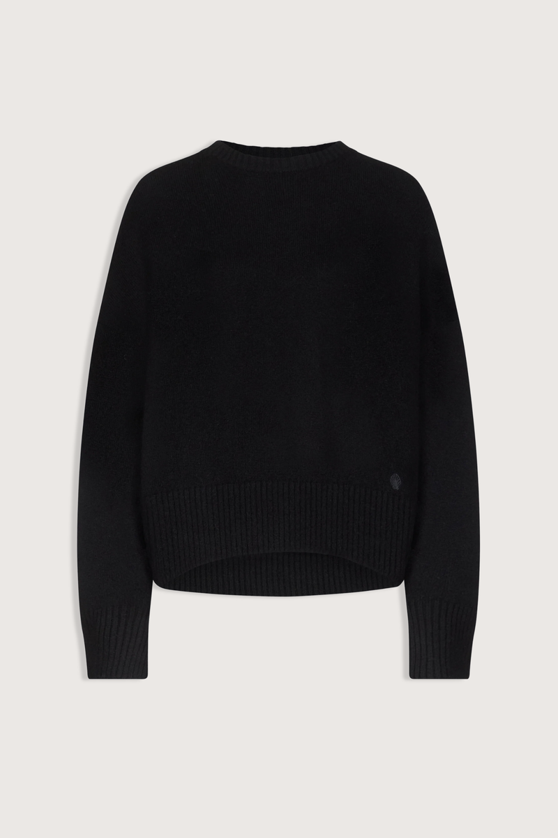 flat lay Anton Crew Cashmere Sweater Black Slightly oval fit
Enveloping, effortless silhouette
Crew neck
Drop shoulders
Ribbed details
Vented cuffs
100% Cashmere