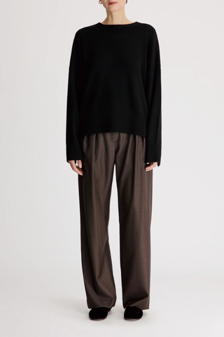 front profile model wearing Anton Crew Cashmere Sweater Black Slightly oval fit
Enveloping, effortless silhouette
Crew neck
Drop shoulders
Ribbed details
Vented cuffs
100% Cashmere