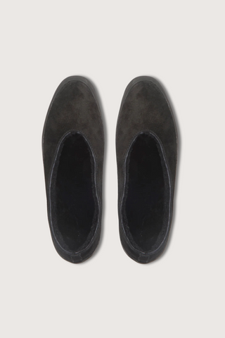 top profile Apre Ski Shearling Flats black suede Cushioned insole Tonal shearling lining Tread in smooth rubber with v cut