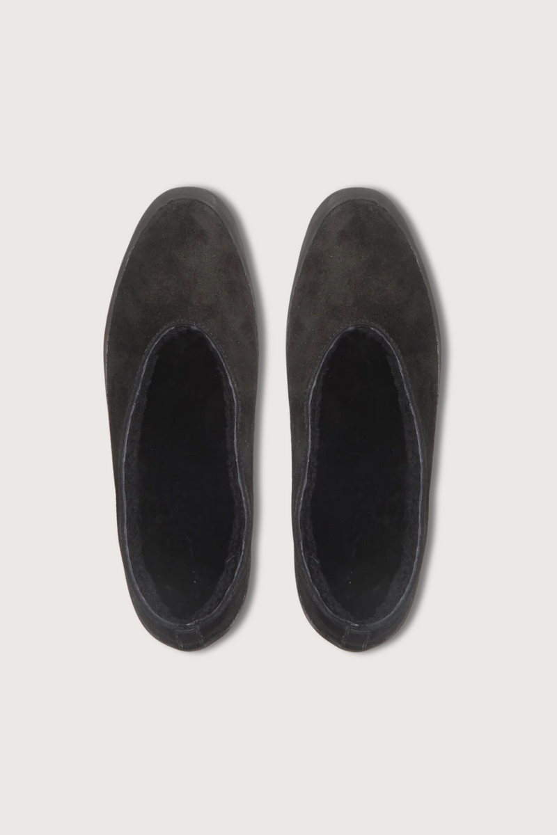 top profile Apre Ski Shearling Flats black suede Cushioned insole Tonal shearling lining Tread in smooth rubber with v cut