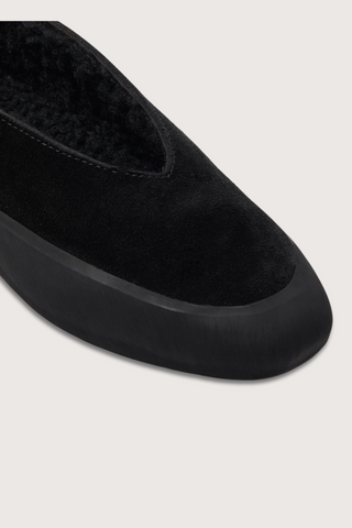 close up detail for Apre Ski Shearling Flats black suede Cushioned insole Tonal shearling lining Tread in smooth rubber with v cut