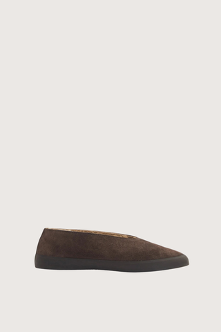side profile Apres Ski Shearling Flats Brown suede
Shearling lining
Tread in smooth rubber
Slip on
8mm heel