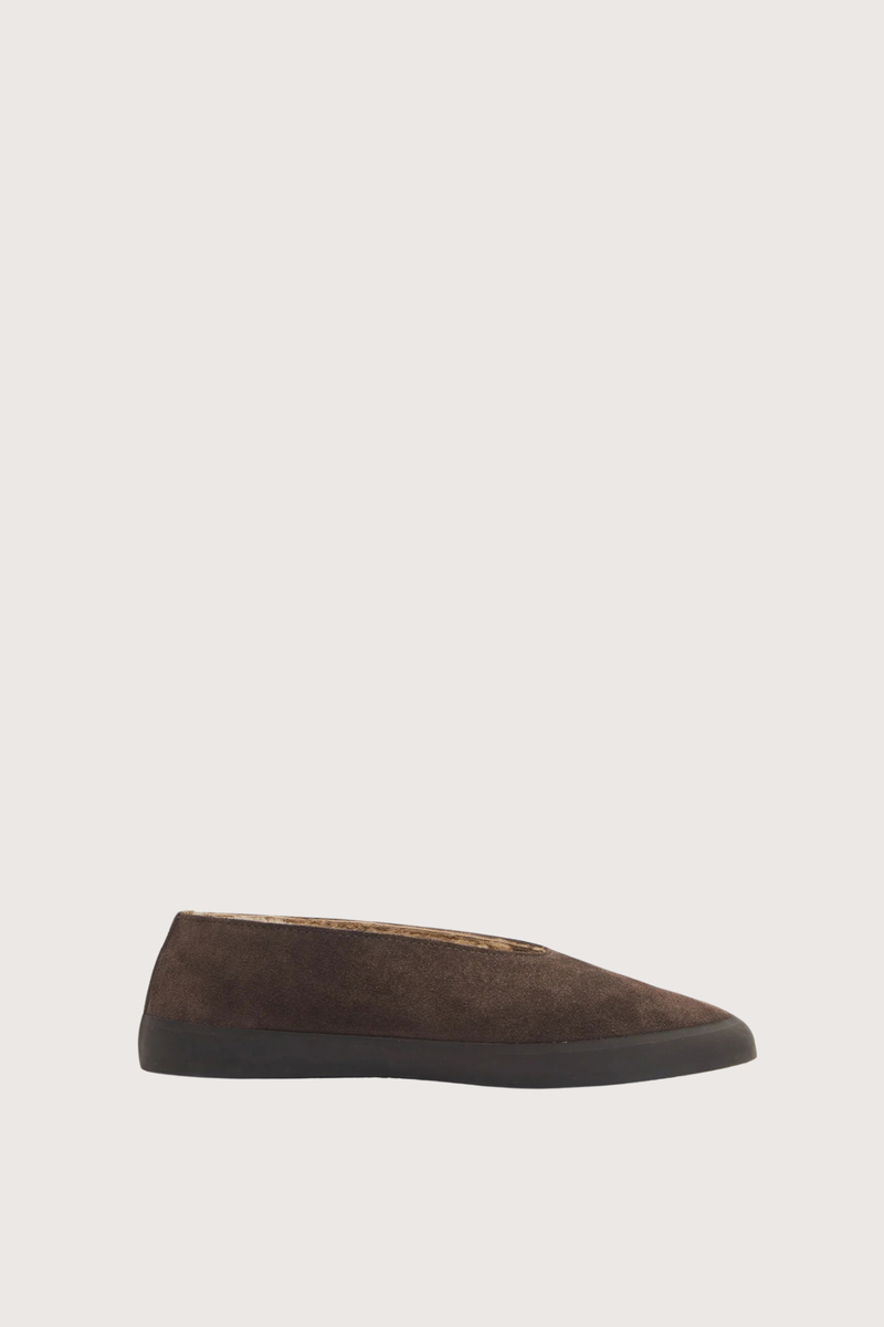 side profile Apres Ski Shearling Flats Brown suede
Shearling lining
Tread in smooth rubber
Slip on
8mm heel