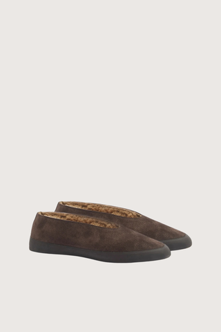 angled profile Apres Ski Shearling Flats Brown suede
Shearling lining
Tread in smooth rubber
Slip on
8mm heel