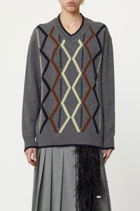 front profile model wearing Argyle Cashmere Sweater, V-neck, Grey base, Ribbed neck, cuff and hems
Classic fit