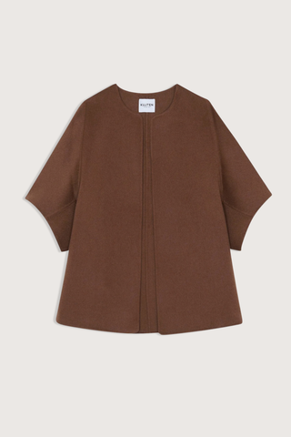 flat lay Asi Cape Epice brown Double Sided
Short cut kimono cape
Composition: 100% cashmere
Dimensions (length x width x sleeves length): T2: 71 x 70,5 x 53 cm