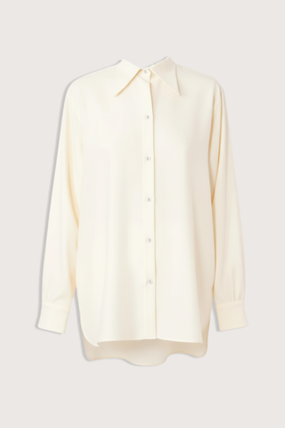 flat lay Auria Shirt Italian Twill Shirt ivory Loose-fit
Long-sleeve
Sharp shirt collar
100% Virgin wool
Button closure
Buttoned cuffs with cuff placket
Back yoke with an inverted pleat
Gathers at the cuffs
Curved hem with a longer back than front.
Cover buttons