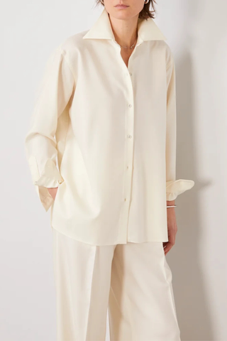 front profile model wearing Auria Shirt Italian Twill Shirt ivory Loose-fit
Long-sleeve
Sharp shirt collar
100% Virgin wool
Button closure
Buttoned cuffs with cuff placket
Back yoke with an inverted pleat
Gathers at the cuffs
Curved hem with a longer back than front.
Cover buttons