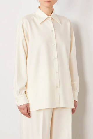 front profile model wearing Auria Shirt Italian Twill Shirt ivory Loose-fit
Long-sleeve
Sharp shirt collar
100% Virgin wool
Button closure
Buttoned cuffs with cuff placket
Back yoke with an inverted pleat
Gathers at the cuffs
Curved hem with a longer back than front.
Cover buttons