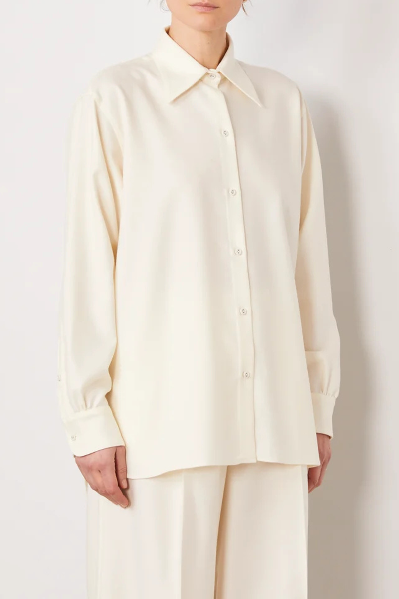front profile model wearing Auria Shirt Italian Twill Shirt ivory Loose-fit
Long-sleeve
Sharp shirt collar
100% Virgin wool
Button closure
Buttoned cuffs with cuff placket
Back yoke with an inverted pleat
Gathers at the cuffs
Curved hem with a longer back than front.
Cover buttons