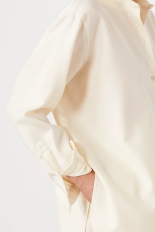 close up sleeve detail for Auria Shirt Italian Twill Shirt ivory Loose-fit
Long-sleeve
Sharp shirt collar
100% Virgin wool
Button closure
Buttoned cuffs with cuff placket
Back yoke with an inverted pleat
Gathers at the cuffs
Curved hem with a longer back than front.
Cover buttons