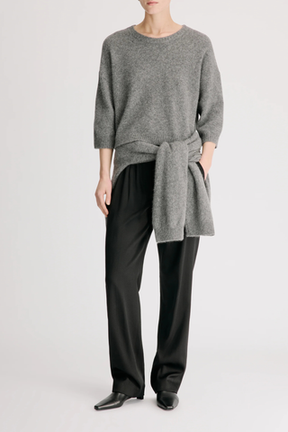 front profile model wearing Azali Soft Yak Crew 3/4 Sleeves Sweater Anthracite M grey Mercerized yak blend
Straight, slightly cropped fit
Drop shoulders
3/4 sleeves
Crew neck and ribbed details
50% WOOL 40% YAK 10% POLYAMIDE