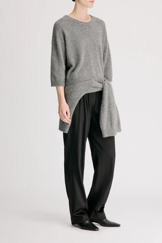 side profile model wearing Azali Soft Yak Crew 3/4 Sleeves Sweater Anthracite M grey Mercerized yak blend
Straight, slightly cropped fit
Drop shoulders
3/4 sleeves
Crew neck and ribbed details
50% WOOL 40% YAK 10% POLYAMIDE