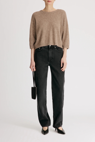 front profile model wearing Azali Soft Yak Crew 3/4 Sleeves Sweater Ash M beige Mercerized yak blend
Straight, slightly cropped fit
Drop shoulders
3/4 sleeves
Crew neck and ribbed details
50% WOOL 40% YAK 10% POLYAMIDE