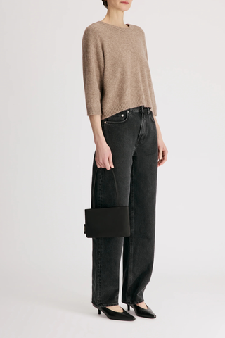 side profile model wearing Azali Soft Yak Crew 3/4 Sleeves Sweater Ash M beige Mercerized yak blend
Straight, slightly cropped fit
Drop shoulders
3/4 sleeves
Crew neck and ribbed details
50% WOOL 40% YAK 10% POLYAMIDE