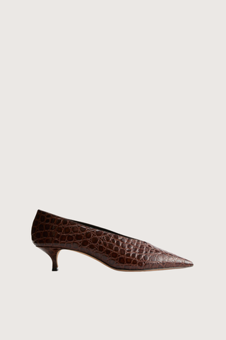 side profile Babouche Croc Embossed Kitten Heel Rich dark brown
Croc embossed calf leather
Pointy toe
Cushioned calf leather insole
35mm kitten heel