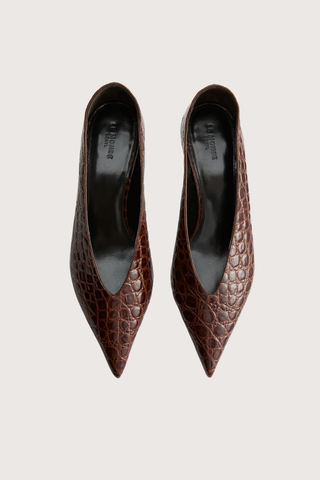 top profile Babouche Croc Embossed Kitten Heel Rich dark brown
Croc embossed calf leather
Pointy toe
Cushioned calf leather insole
35mm kitten heel