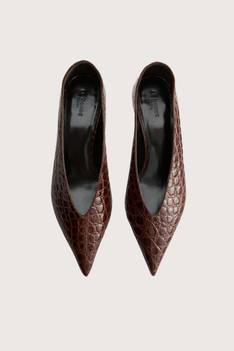 top profile Babouche Croc Embossed Kitten Heel Rich dark brown
Croc embossed calf leather
Pointy toe
Cushioned calf leather insole
35mm kitten heel