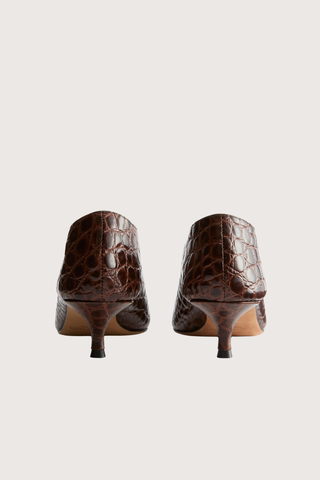 back profile Babouche Croc Embossed Kitten Heel Rich dark brown
Croc embossed calf leather
Pointy toe
Cushioned calf leather insole
35mm kitten heel
