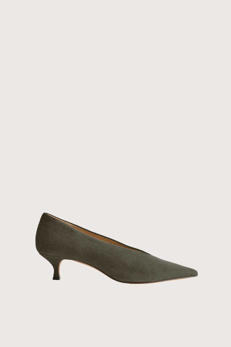 side profile Babouche Suede Kitten Heel military green Kitten Heel
Handcrafted
Suede
Pointy toe
Cushioned calf leather insole
40mm heel