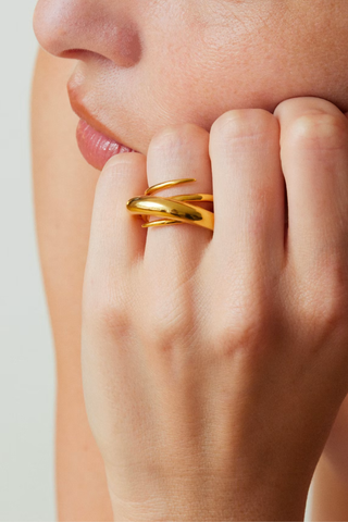 model wearing Bague Hurly Burly Ring 925 Silver covered with 18 carat gold (Vermeil 5 microns)