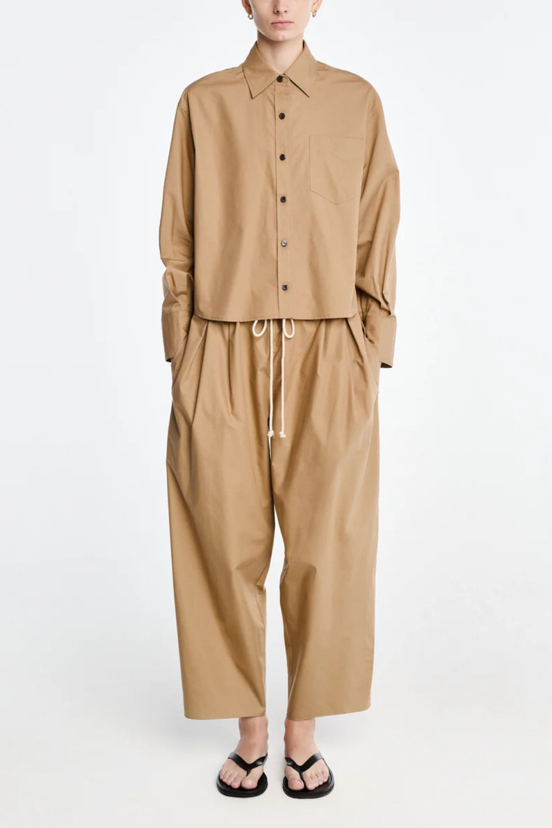 front profile model wearing Balloon Drawstring Pant walnut Added volume to the leg
Tapered bottom
&nbsp;Ivory cotton cord tie drawstring
Slightly tapered bottom
Side pocketing
100% Organic Cotton