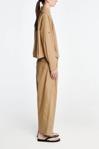 side profile model wearing Balloon Drawstring Pant walnut Added volume to the leg
Tapered bottom
&nbsp;Ivory cotton cord tie drawstring
Slightly tapered bottom
Side pocketing
100% Organic Cotton